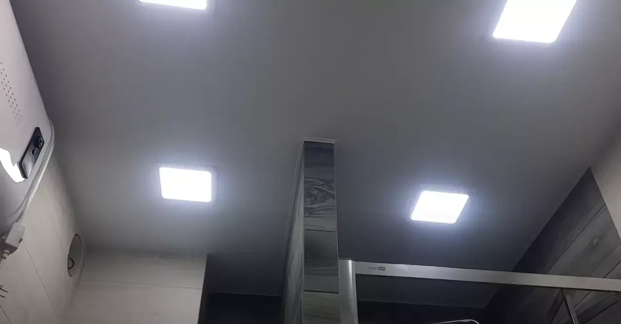 Натяжной потолок с контурной подсветкой внутри для ванной — Красноярск, Петра Ломако, 14, фото 3