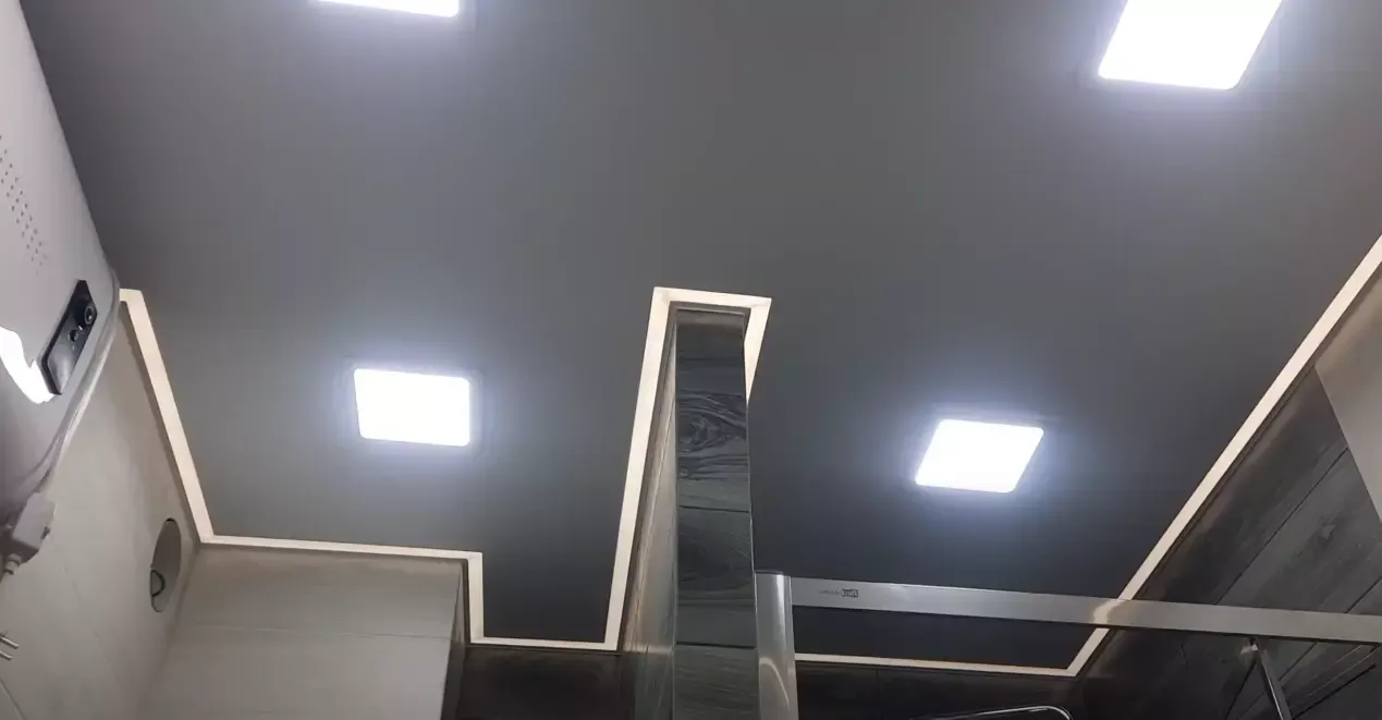 Натяжной потолок с контурной подсветкой внутри для ванной — Красноярск, Петра Ломако, 14, фото 2